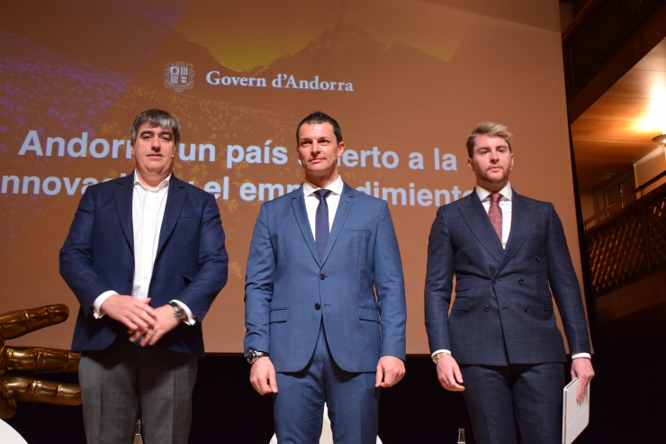 El ministre d'Economia i Empresa en funcions, Jordi Gallardo, el CEO d'Anbank, Carlos Aso, i Alain Uribeetxebaria, soci fundador d'Hereditas Abogados han protagonitzat la taula rodona inaugural del 'Andorra Summit Art & Innovation'.